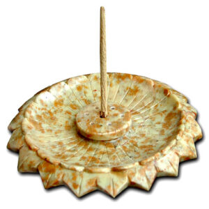 Räucherstäbchenhalter aus Speckstein als Teller in Blütenform
