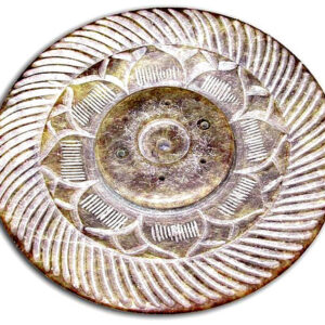 Räucherstäbchenhalter aus Speckstein in Tellerform mit Blüte und Blatt verziert