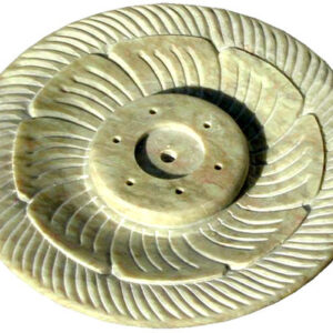 Räucherstäbchenhalter aus Speckstein mit gedrehter Blüte und Blatt in Tellerform