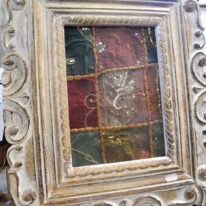 kleines patchwork in geschnitztem Rahmen