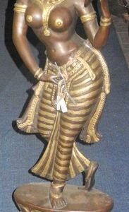 Tanzende Frau im Sarong ( Bhumi Bronze )