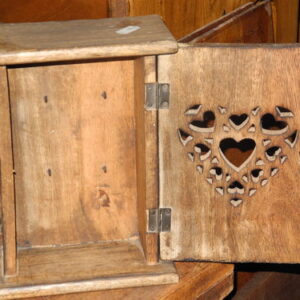 Schlüsselkasten aus Massivholz und Herzmotive
