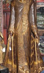 Buddha in langer Robe