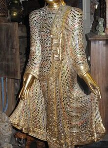 Buddha aus Massivholz mit Spiegelbesatz