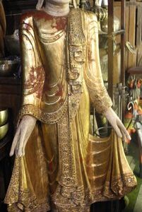 Buddha stehend mit Blattgold