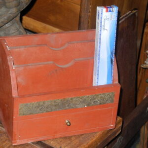 Briefständer in Rot mit Metallbeschlag