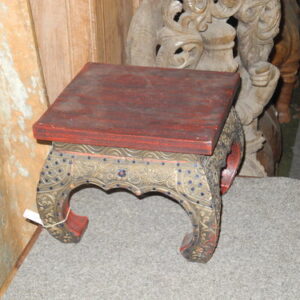 Rotes Holzstühlchen