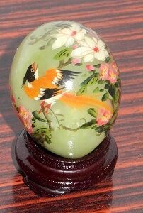 Gelber Vogel auf Jade-Ei