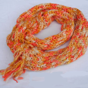 Oranger handgestrickter flauschiger Winter-Schal mit dekorativen Fransen, Maße 220 x 20 cm