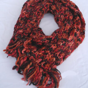 Roter handgestrickter flauschiger Winter-Schal mit dekorativen Fransen, Maße 220 x 20 cm