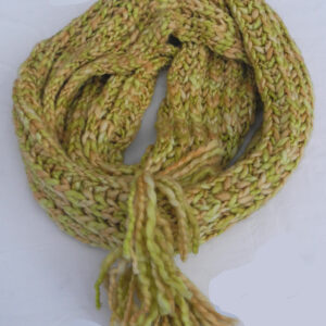 Honigfarbender handgestrickter flauschiger Winter-Schal mit dekorativen Fransen, Maße 220 x 20 cm